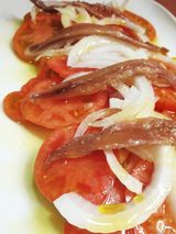 Ensalada De Tomate De Barrika  Con Cebolleta Y Anchoas Del Cantábrico