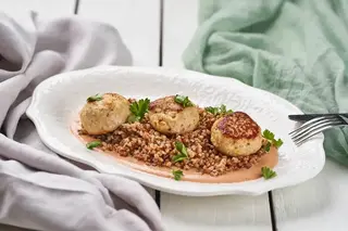 Котлеты из индейки с гречкой и томатно-сливочным соусом (150-150гр)