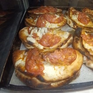 Calzone pizza prosciutto mozzarella salame piccante e salsa di pomodoro 