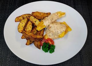 Złociste polędwiczki w sosie (3 rodzaje) z przystawką do wyboru.