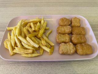 50. Nuggets con papas fritas