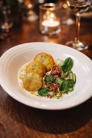 Шпинатні сирники з лососем та соусом тар-тар