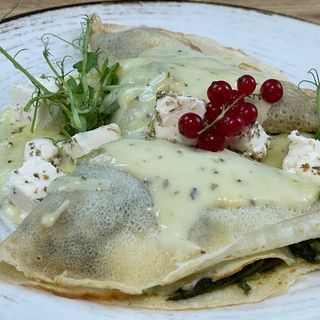 Naleśniki ze szpinakiem, serem Favita i sosem serowym