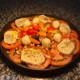 ROSII CU MINI MOZZARELA SI SAMBURI DE PIN