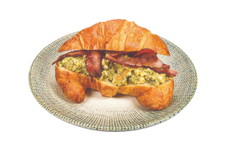 Kроасан с бекон и бъркани яйца с песто