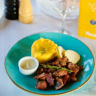 Tochitură de porc moldovenească, murături de  casă