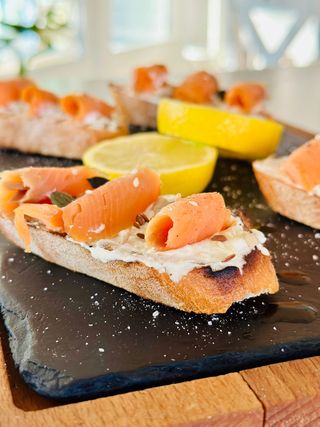 Bruschette cu somon fume