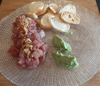 Dados de atún, marinados en soja, jengibre y sésamo con guacamole