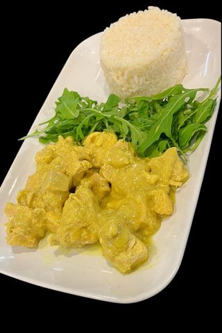 Pollo al curry e riso bianco