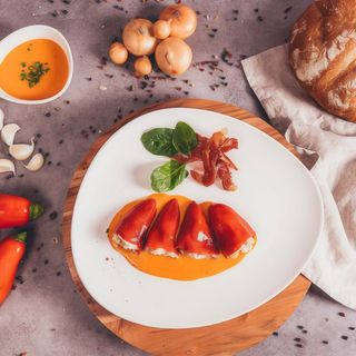 Pimientos del piquillo rellenos de jamón ibérico