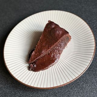 Pastel de chocolate y avellanas