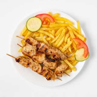 Pileći ražnjići s pomfritom