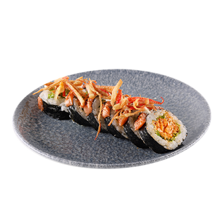 F. Chrupki z tempury z opalanym łososiem