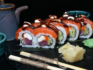 Рол "Червоний дракон" (320g)