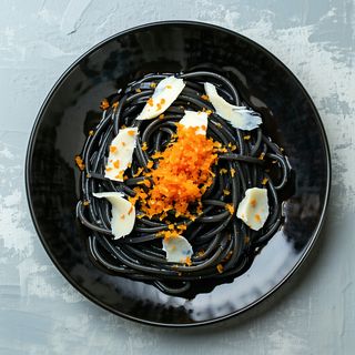 Linguine al nero di seppia e bottarga di muggine