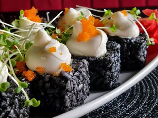 Чорний рол з хрумкою креветкою (330г)