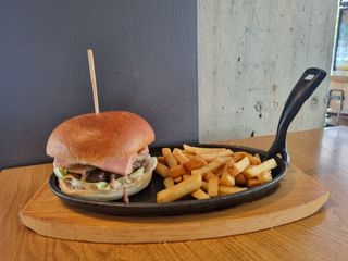 Burger Domaćinski sa kraft sosom