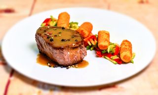 Biftek u sosu od zelenog bibera