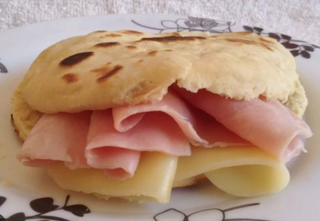 Arepa de jamón y queso
