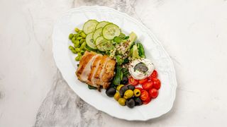 Салат с хрустящим цыпленком и брокколи