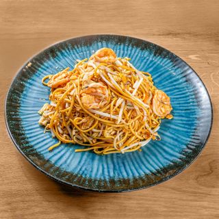 Spaghetti saltati con gamberi, uova e verdure