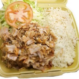 Tarrina de arroz con kebab y ensalada 