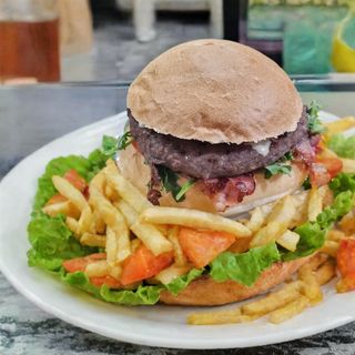 Hamburger con sottiletta, pomodoro e salse