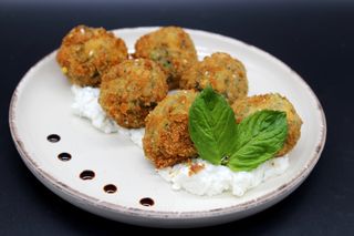 Крокети със спанак и млечен дип (200гр)