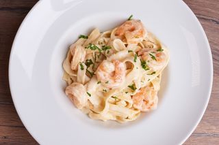 Fettuccine cu Creveți în sos Alb
