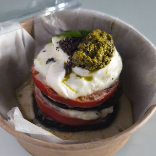 Milhojas de Berenjena, Tomate y Mozzarella con salsas de pesto y trufa