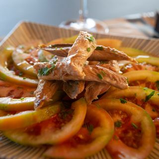 Tomate Aliñado con Melva Plato