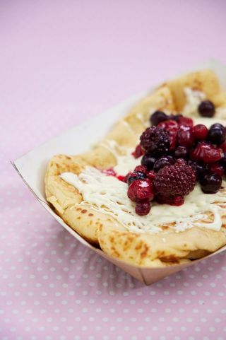 Clătită cu ciocolată albă și fructe de pădure