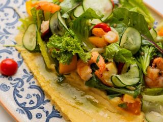 Салат з креветками, селерою та ніжним хумусом (260г)