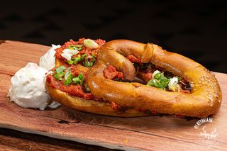 Маслен брецел с телешки тартар (280г)