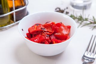 Salată de ardei copți