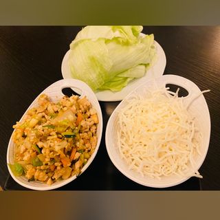 Lechuga con fideos crujientes y pollo (Yokson)