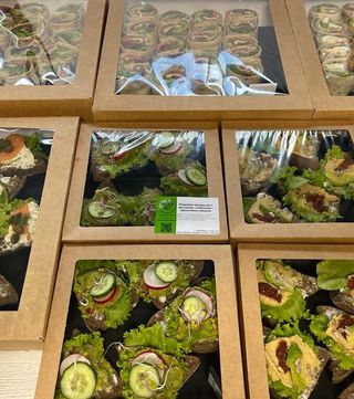 Box kolorowych kanapeczek