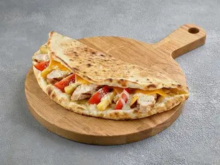 Сендвіч піцаз куркою та трюфельним соусом (485g)