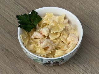 Бантики (фарфале) з креветками у вершковому соусі з сиром (220g)