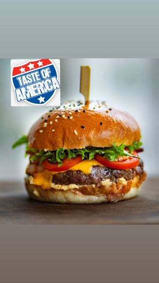 Hamburger di fassona 150 g con insalata, pomodoro, cheddar e bacon