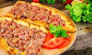 PİTA WITH FLAKED MEAT AND VEGGİES