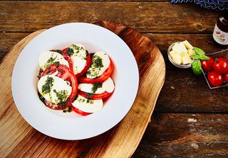Салата Капрезе с авокадо
