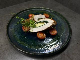 Стейк курячий зі шпинатом у вершковому соусі