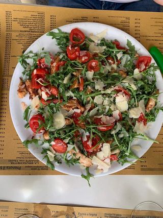 TAGLIATA DI POLLO RUCOLA POMODORINI GRANA