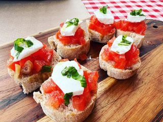 Bruschetta de Queijo Fresco e Tomate