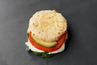 Tapioka sendvič vege s avokadom i mozzarellom