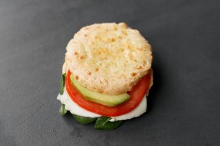 Tapioka sendvič vege s avokadom i mozzarellom