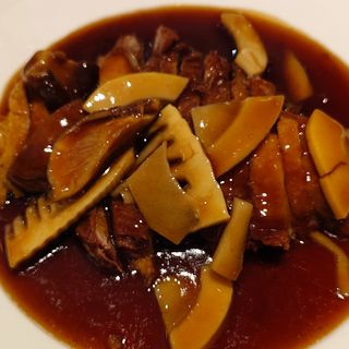 52A. Pato Con Bambú Y Setas