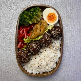 Бенто бокс с телешки кюфтенца