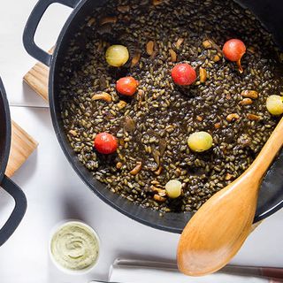 Arroz negro de calamares y tomates (mínimo 2 personas)